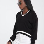 Siyah V Yaka Şeritli Crop Kazak