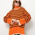 Turuncu Boğazlı Çizgi Desenli Triko Kazak