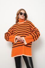Turuncu Boğazlı Çizgi Desenli Triko Kazak