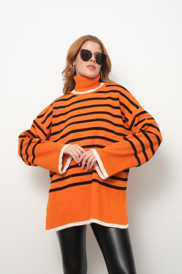 Kahverengi Boğazlı Çizgi Desenli Triko Kazak - Görsel 2