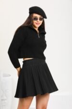 Siyah Fermuarlı Dik Yaka Triko Crop Kazak