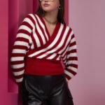 Kırmızı Çizgili Kruvaze Yaka Triko Kazak