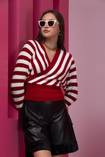 Kırmızı Çizgili Kruvaze Yaka Triko Kazak