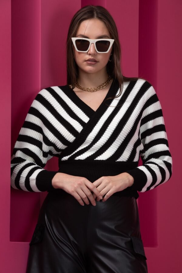 Kırmızı Çizgili Kruvaze Yaka Triko Kazak - Görsel 3