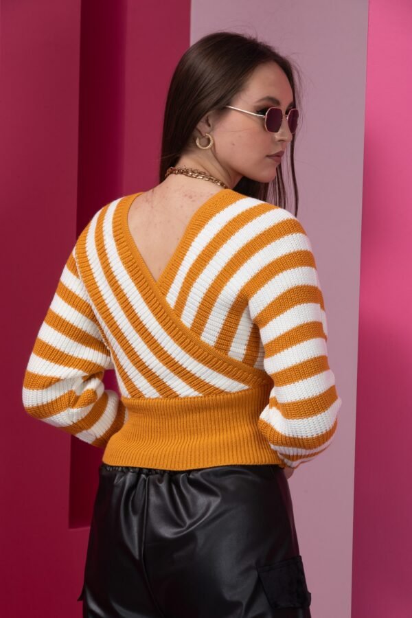 Siyah Beyaz Çizgili Kruvaze Yaka Triko Kazak - Görsel 3