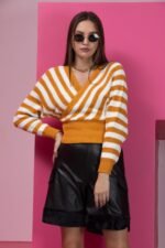 Siyah Beyaz Çizgili Kruvaze Yaka Triko Kazak - Görsel 2