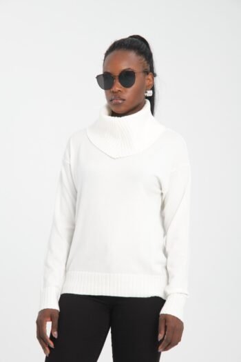 Beyaz Degaje Yaka Triko Kazak