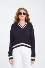 Gri V Yaka Şeritli Crop Kazak - Görsel 4