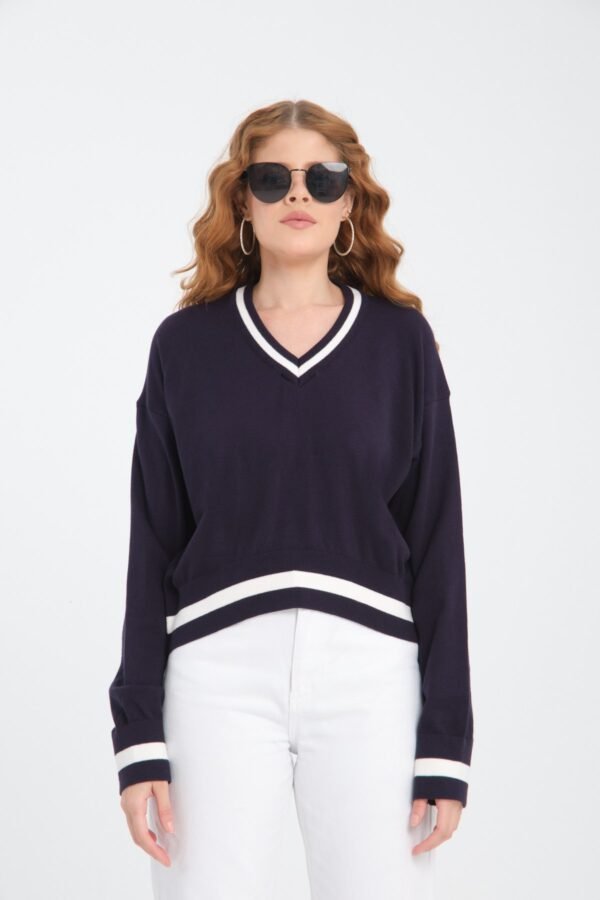 Gri V Yaka Şeritli Crop Kazak - Görsel 4