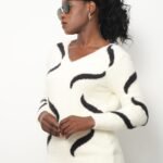 Beyaz V Yaka Desenli Tüylü Kazak