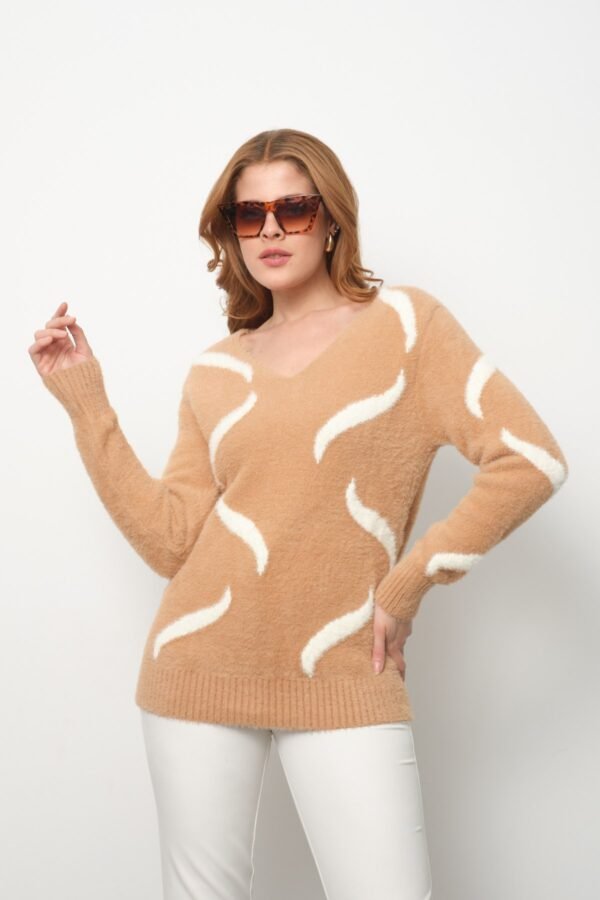 Beyaz V Yaka Desenli Tüylü Kazak - Görsel 2