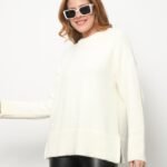 Beyaz Yırtmaç Detaylı Triko Kazak