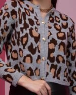 Gri Leopar Desenli Triko Hırka - Görsel 2